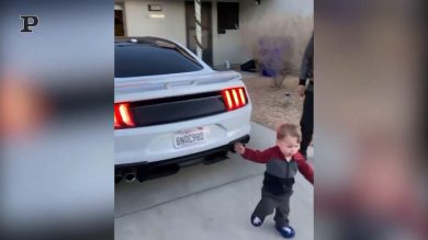 Bimbo spaventato dal rombo della macchina cade a terra | video