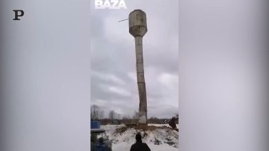 Demolizione comica di un torre idrica in Russia | video