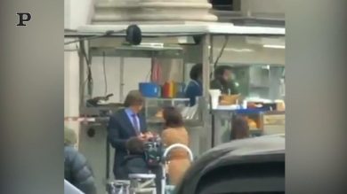 Milano, Lady Gaga in Duomo: pausa pranzo con panzerotto | video