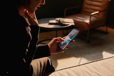 Oppo Find X3, la leggerezza ha incontrato la potenza. Il prezzo e tutti i dettagli