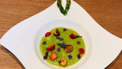 Cuciniamo insieme: crema di asparagi con fragole e violette