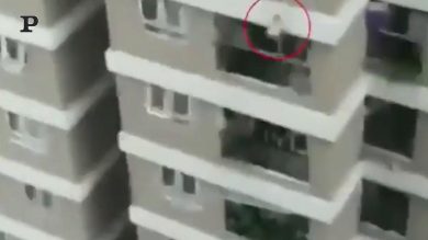 Vietnam, fattorino eroe salva una bambina che cade dal 12esimo piano | video