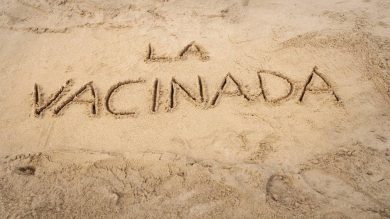 «La vacinada». Il nuovo video di Checco Zalone con Helen Mirren