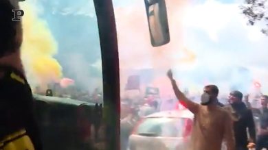 Roma, migliaia di tifosi assembrati a Trigoria | video