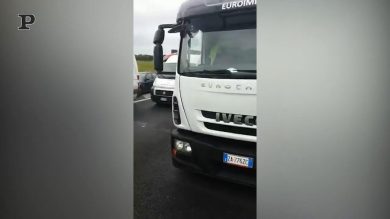Roma, la protesta degli ambulanti blocca il Grande Raccordo Anulare | video