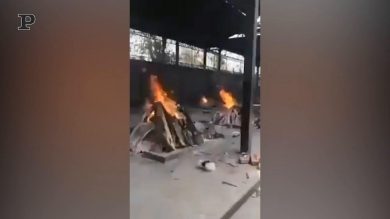 India travolta dal Covid, le immagini dei roghi crematori a cielo aperto | video