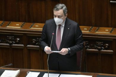 Draghi presenta il Pnrr nel mortorio della Camera