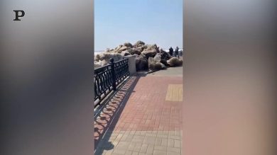Russia, tsunami di ghiaccio irrompe in strada | video