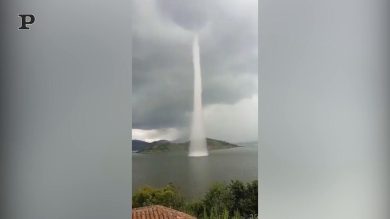 Ruanda, le immagini della spettacolare tromba d’acqua | video