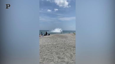 Usa, aereo della Seconda Guerra mondiale atterra tra i bagnanti | video