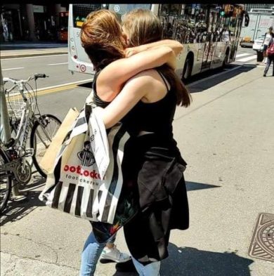 Una madre denuncia 9 assistenti sociali bolognesi: «Hanno affidato i miei due figli al padre violento»