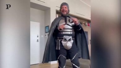 Posaman a casa di Fedez, la reazione di Leone alla gag di Lillo | video