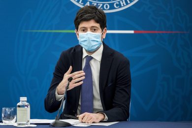 Dopo 100 giorni Speranza ammette solo gli errori della Ue sui vaccini