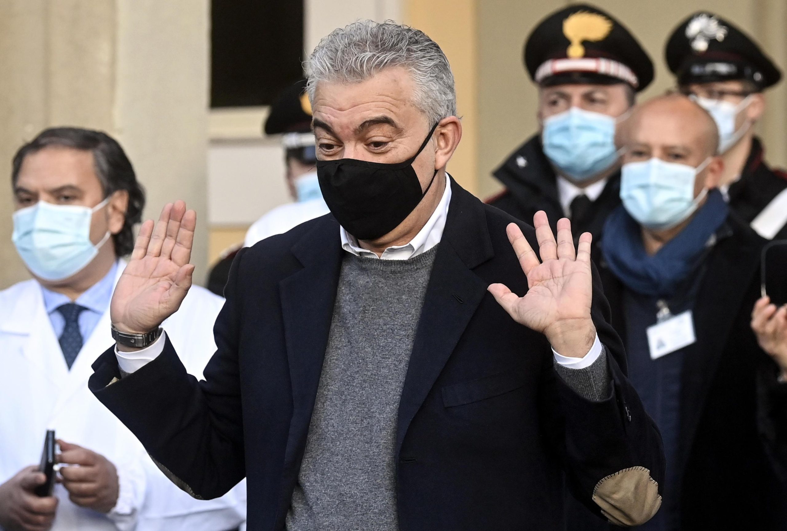 Arcuri nega di sapere di essere indagato. Però chiedeva lumi alla Procura di Roma