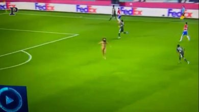 Granada-Manchester United: tifoso nudo fa invasione di campo  | video
