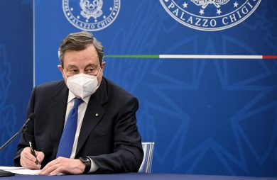 Draghi sfida l’Europa: «Niente sfavoritismi per Alitalia»