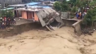 Indonesia, devastante alluvione si abbatte sull’isola | video