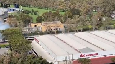 Incendio sulla Roma-Lido, i cavi elettrici si staccano e bruciano il vagone | video