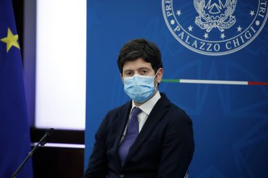 Ora basta col gioco al rimando