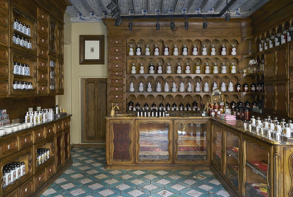 Viaggio nelle cattedrali del profumo Viaggio nelle cattedrali del profumo