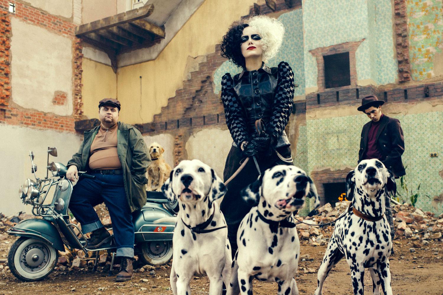 Crudelia, Emma Stone è vendetta e impudenza in uno spettacolo punk – Recensione
