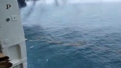 Sri Lanka, nave portacointainer in fiamme: evacuato l’equipaggio | video