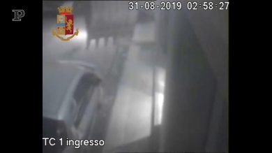 Trapani, criminali scardinano il bancomat con l’escavatore | video