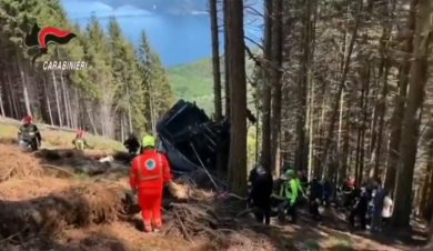 Cade cabina della funivia del Mottarone: 14 morti | video