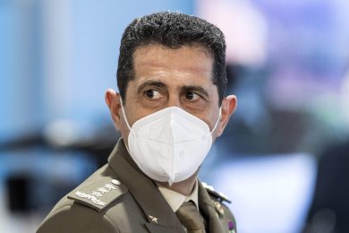 Le vacanze allontanano Figliuolo e Draghi