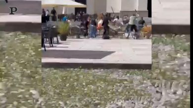 Conegliano, rissa con le spranghe davanti ad un bar | video