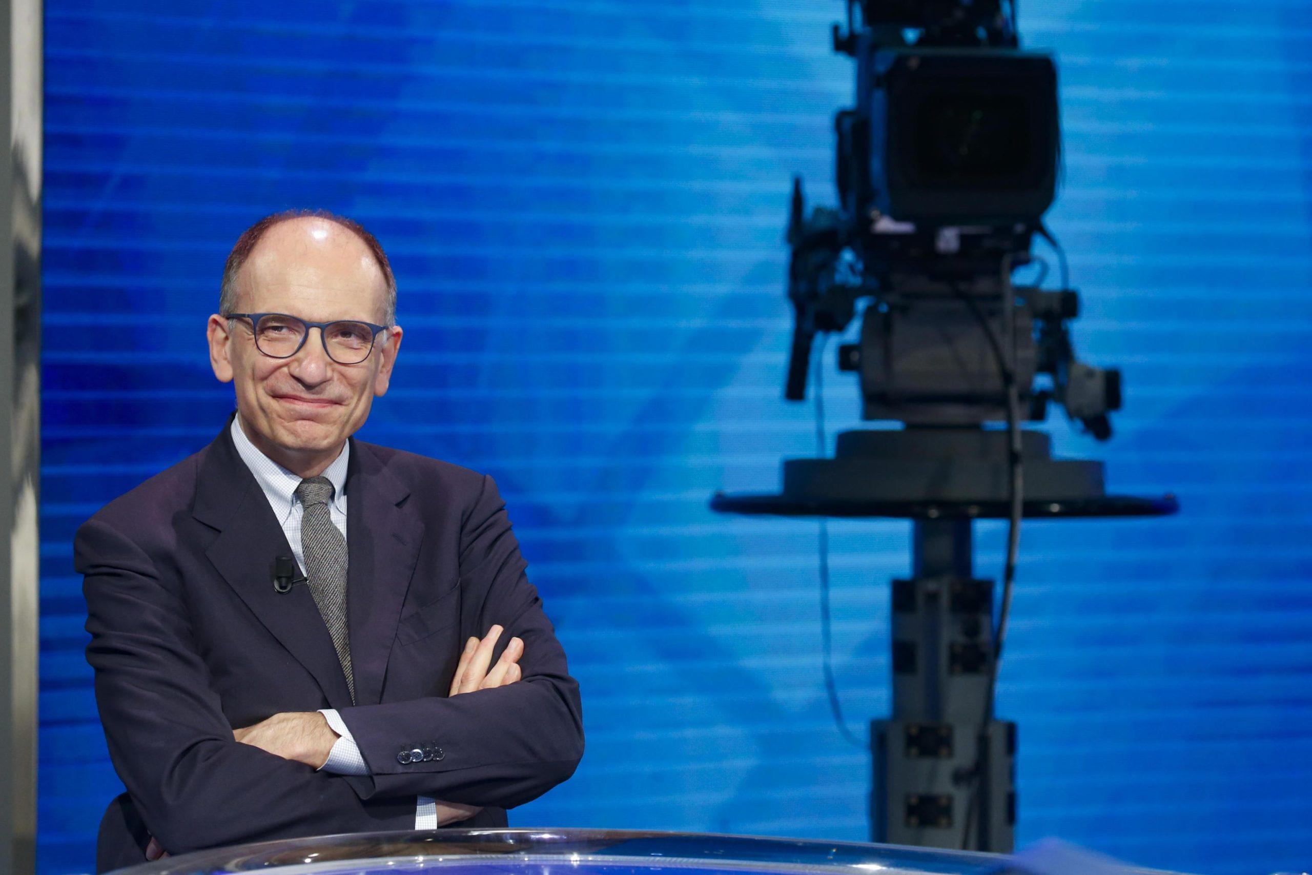 Letta lotta per il Quirinale ma parcheggia il partito dentro la Ztl