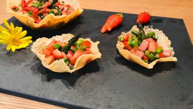 Cuciniamo insieme: cestini di Parmigiano con fragole e asparagi