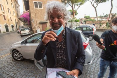Grillo affonda Conte e lo sfida al voto. Il Movimento 5 Stelle esplode