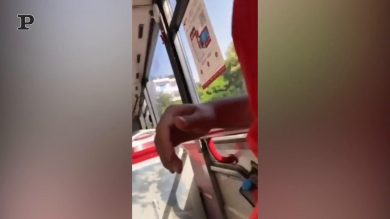 “Fate schifo”: minacce ed insulti omofobi su un bus a Roma | video