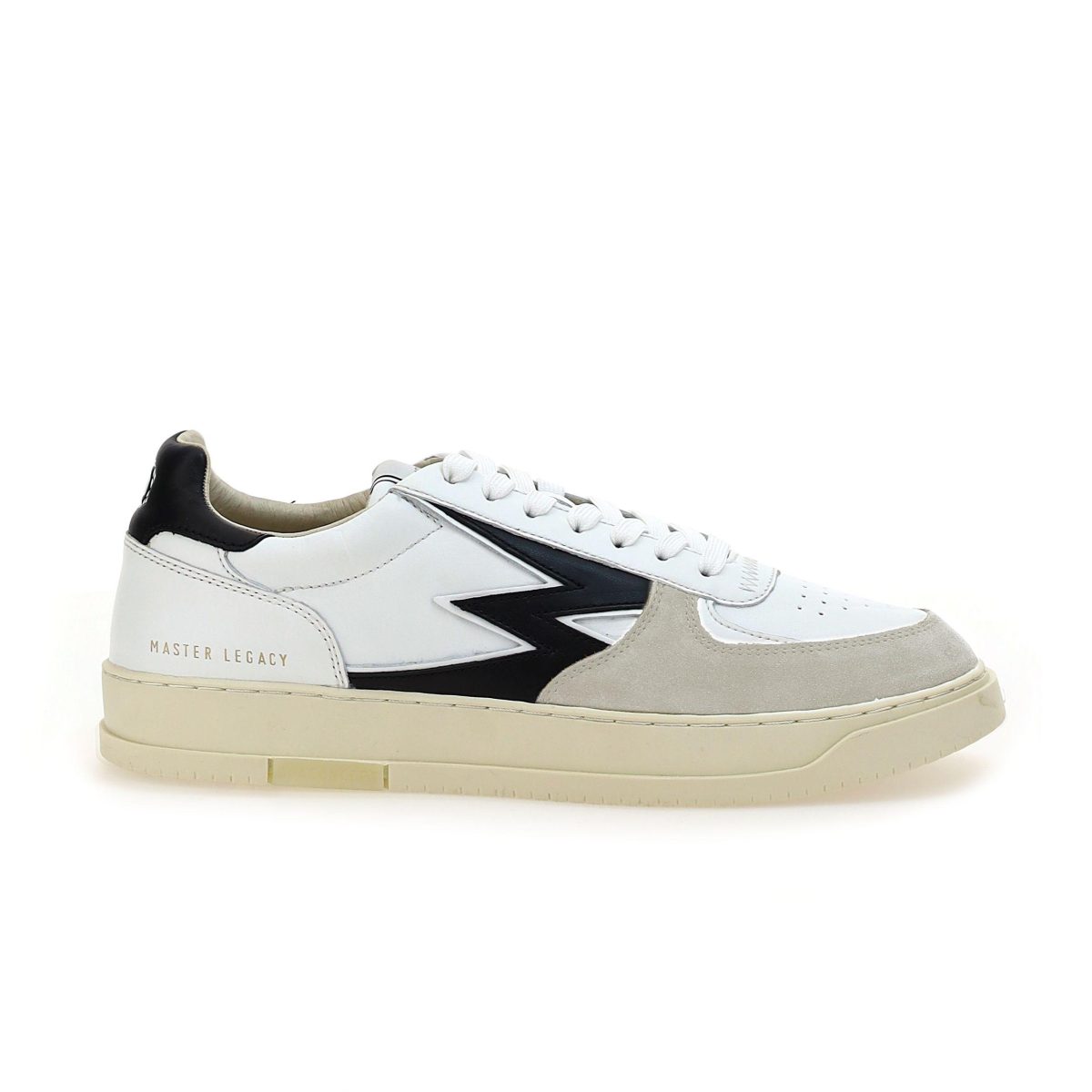 Galleria foto 'La moda riparte da un paio di sneakers' - foto 25