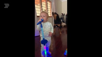 Un bambino ed un cane si esibiscono in un tenero duetto | video