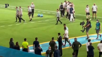 Euro 2020, Cristiano Ronaldo getta a terra la fascia dopo l’eliminazione del Portogallo | video