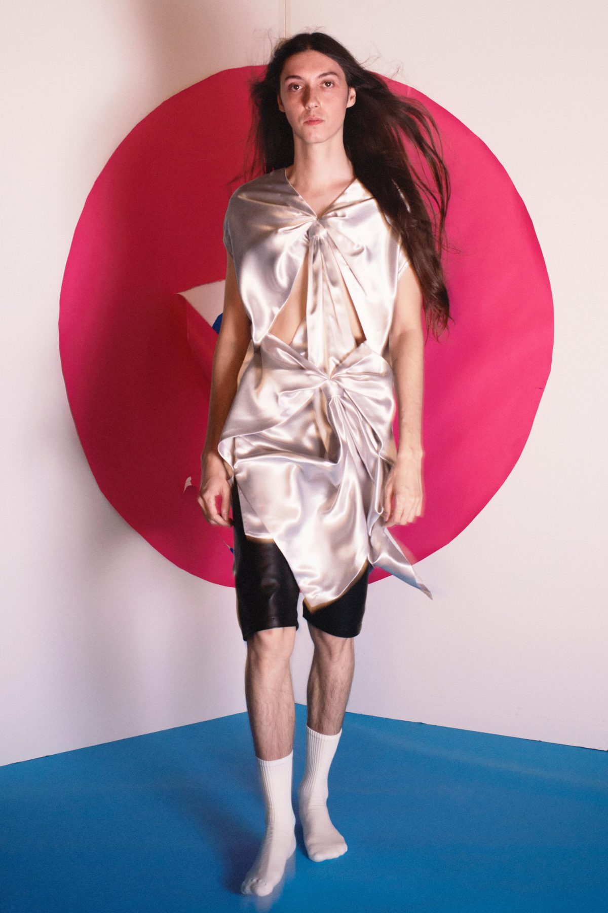 Galleria foto 'Psichedelica e pittorica, la moda di Loewe in stile disco club' - foto 12