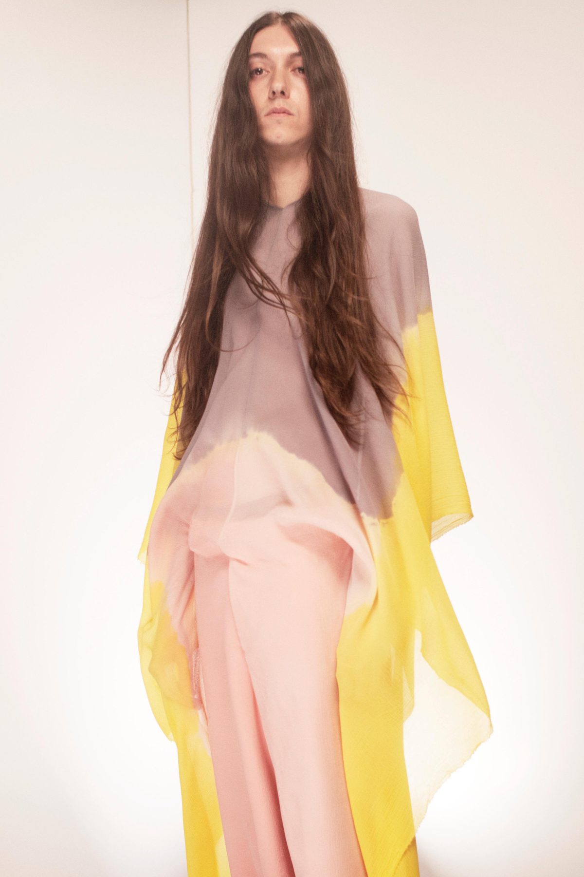 Galleria foto 'Psichedelica e pittorica, la moda di Loewe in stile disco club' - foto 9