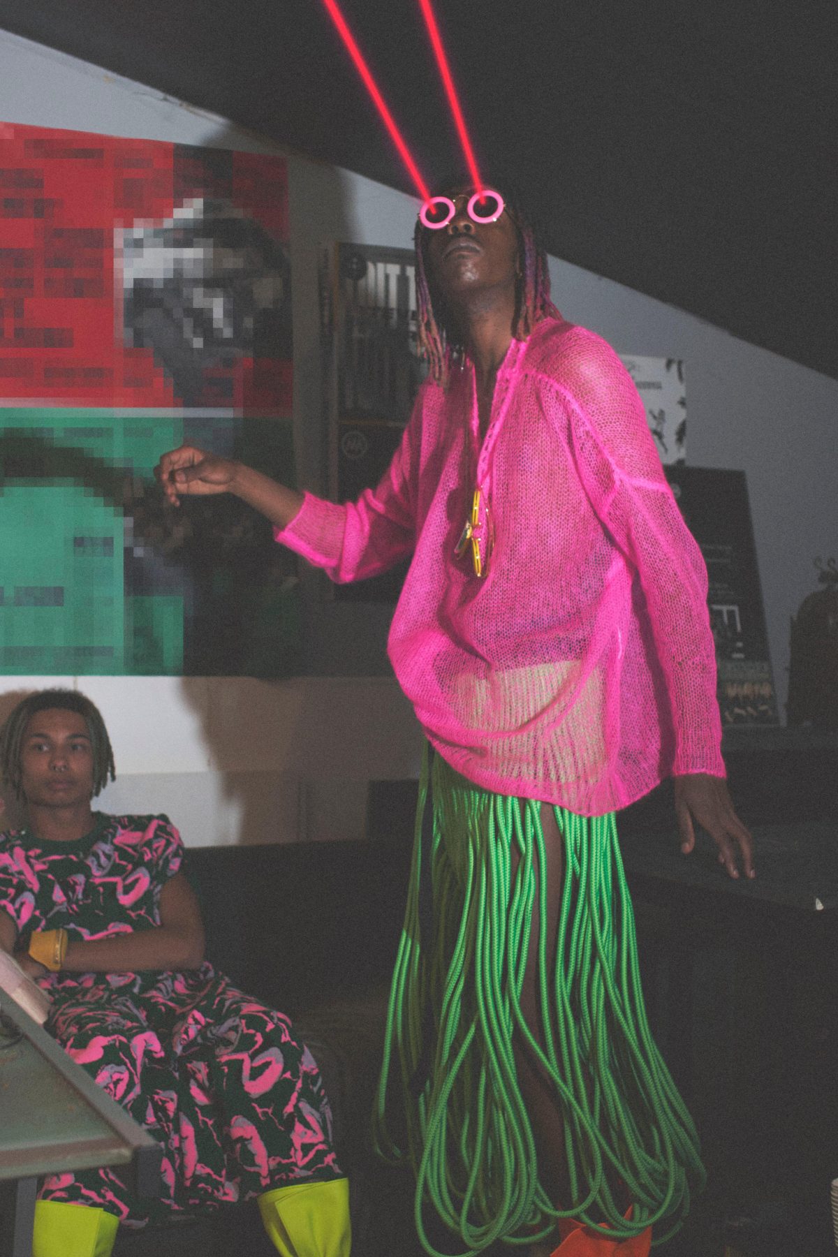 Galleria foto 'Psichedelica e pittorica, la moda di Loewe in stile disco club' - foto 4