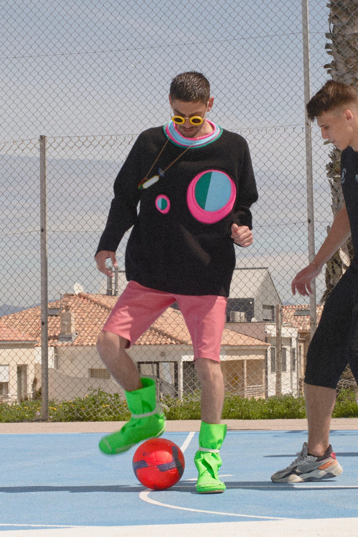 Galleria foto 'Psichedelica e pittorica, la moda di Loewe in stile disco club' - foto 13