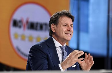 Conte ha il mano i 5 Stelle ma ha paura di Grillo. E tutto resta come prima