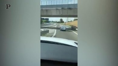 Pavia, tre minorenni rubano un furgone: lo schianto dopo l’inseguimento | video