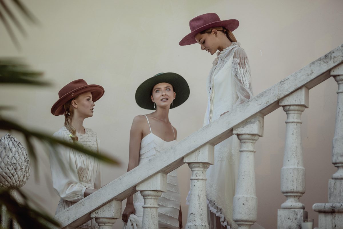 Galleria foto 'Stella Manente lancia Stm Hats. Una linea di cappelli ispirati al gioco del Polo' - foto 2