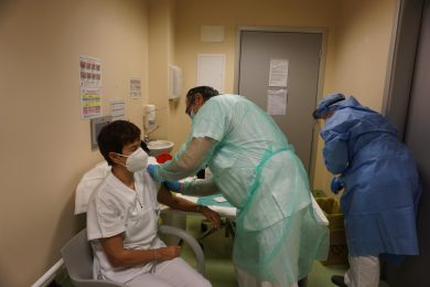 Nuova tegola sulla campagna vaccinale: diversi sanitari oggi sono senza anticorpi