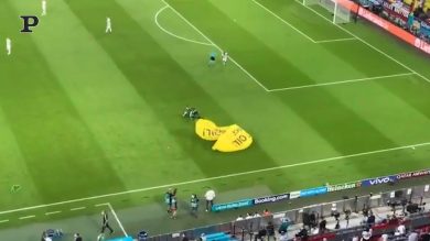 Euro 2020, paracadutista di Greenpeace atterra in campo: due feriti | video