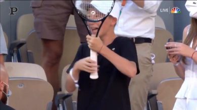 Roland Garros, Djokovic regala la sua racchetta ad un bambino | video