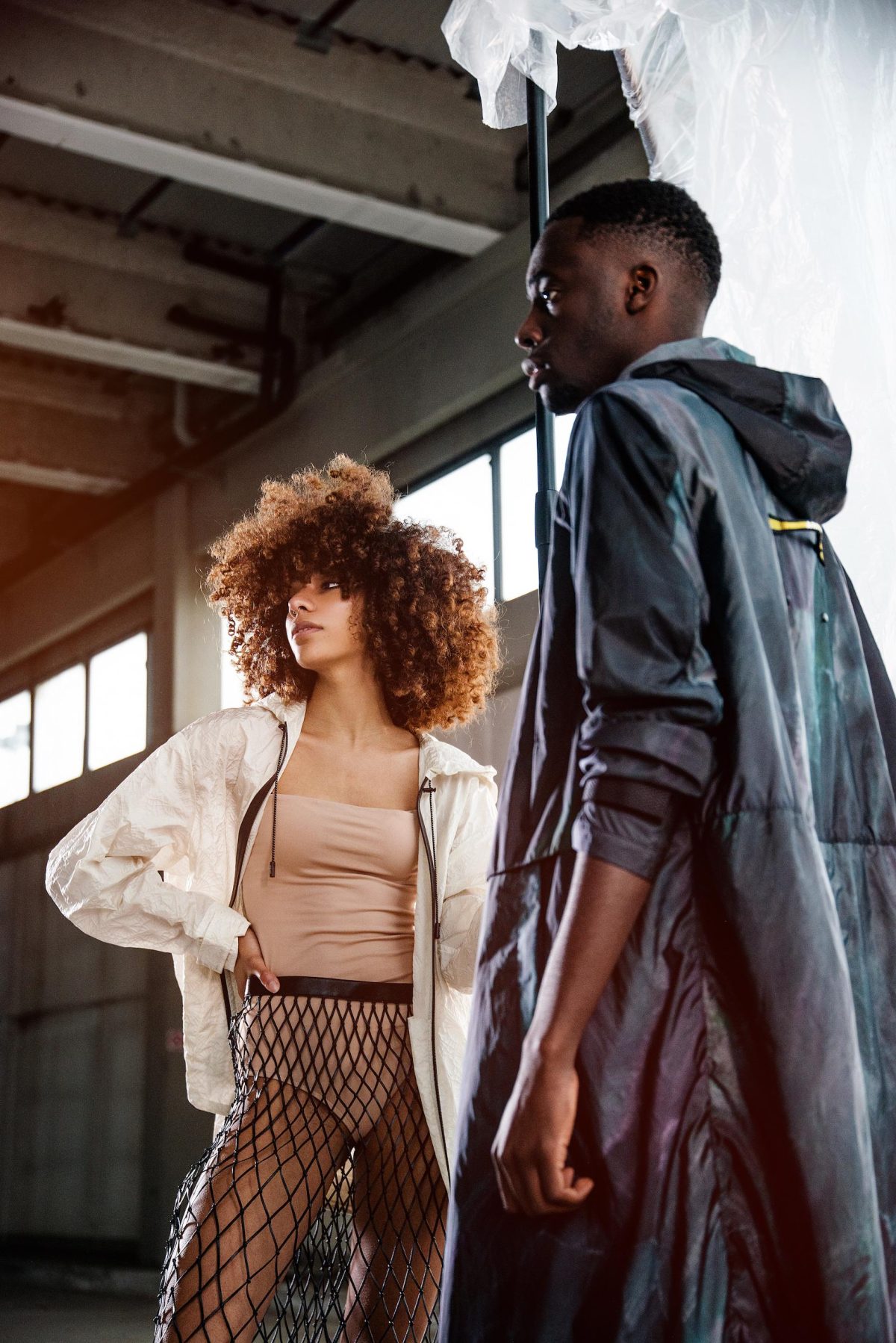 Galleria foto 'Ahirain presenta trench, raincoat e giubbini k-way sartoriali e tecnologici' - foto 3