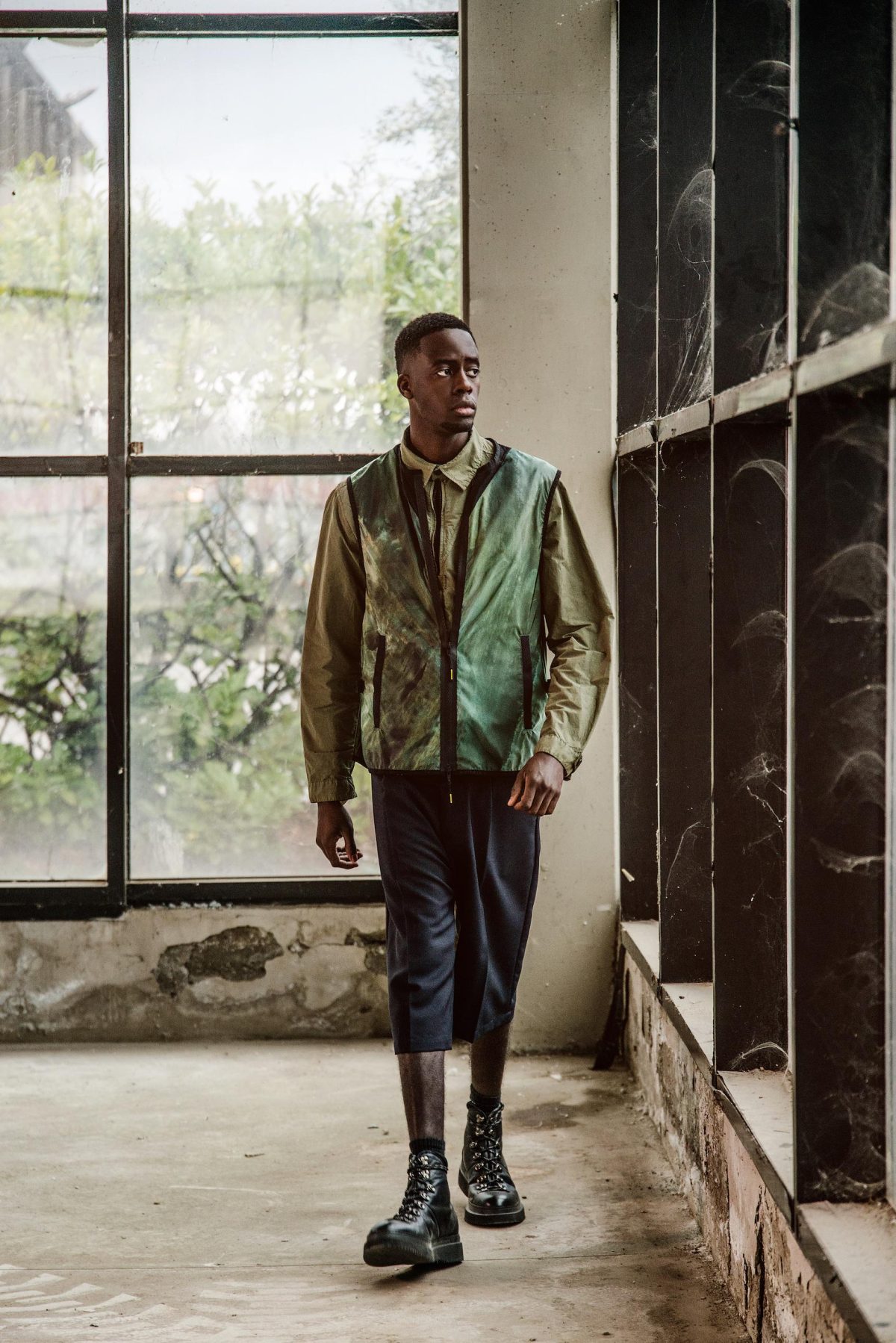 Galleria foto 'Ahirain presenta trench, raincoat e giubbini k-way sartoriali e tecnologici' - foto 4