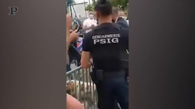 Francia, schiaffo a Macron da un anarchico | video